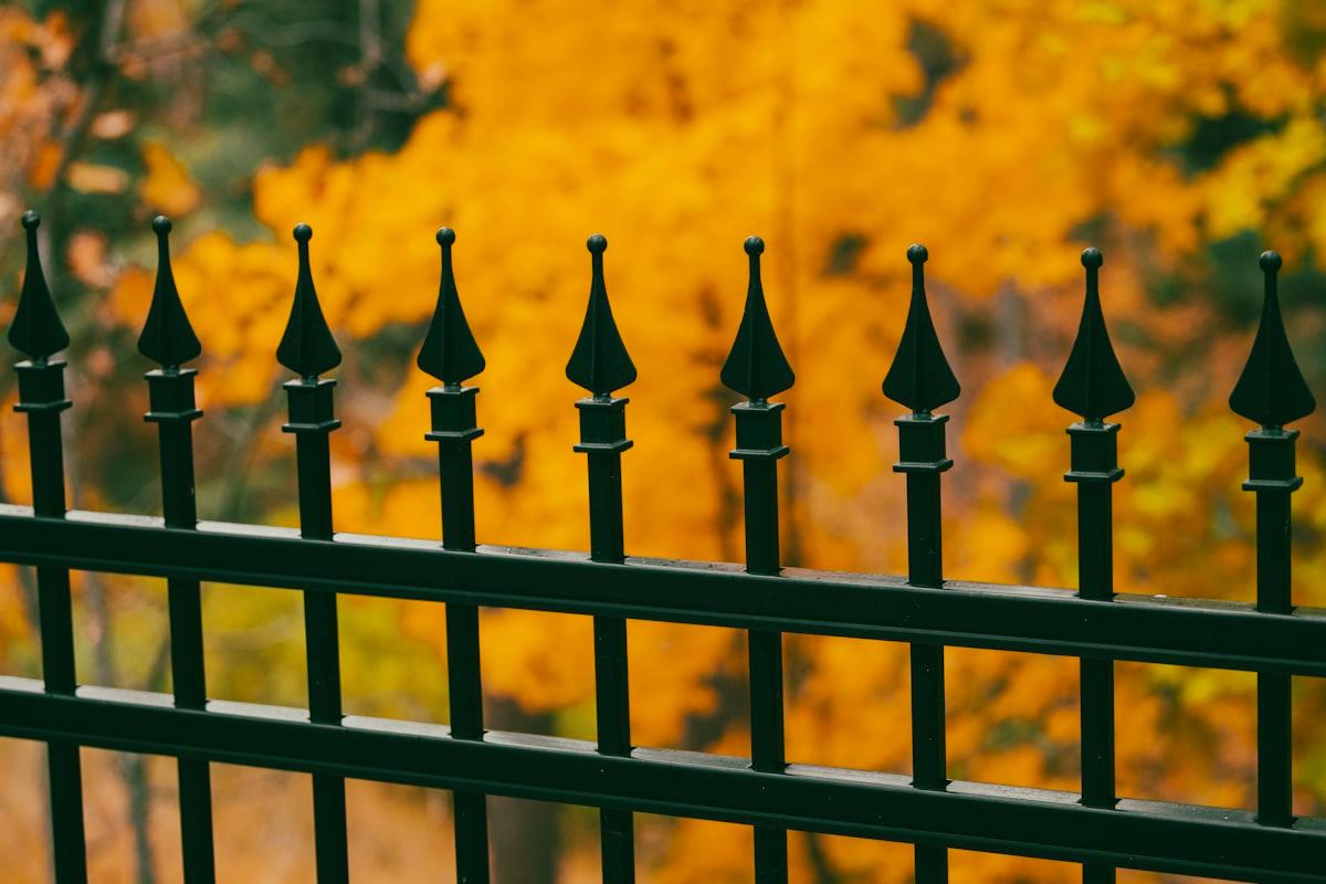 Забор-жалюзи (ламели): особенности конструкции